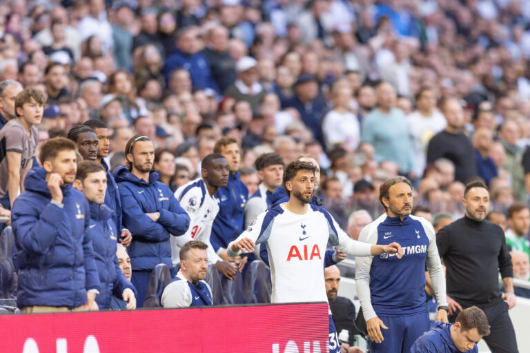 Tottenham Hotspur v Brighton and Hove Albion, Premier League, Football, Tottenham Hotspur Stadium, London, UK - 18 Apr 2026 Rodrigo Bentancur of Tottenham Hotspur 30 and the bench react London Tottenham Hotspur Stadium Tottenham GBR, UK NEWSPAPERS OUT Copyright: xEllixBirchx
2026.04.18 Londyn
pilka nozna , liga angielska
Tottenham Hotspur - Brighton and Hove Albion
Foto IMAGO/PressFocus

!!! POLAND ONLY !!!