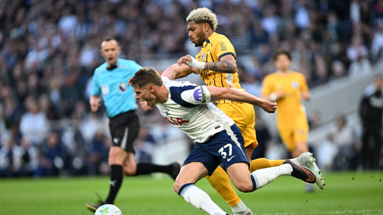 Tottenham Hotspur v Brighton and Hove Albion, Premier League Tottenham Hotspur defender Micky van de Ven 37 and Brighton &amp; Hove Albion forward Georginio Rutter 10 during the Premier League match between Tottenham Hotspur and Brighton and Hove Albion at Tottenham Hotspur Stadium, London, UK on 18 April 2026. London Tottenham Hotspur Stadium London UK Editorial use only DataCo restrictions apply See www.football-dataco.com , Copyright: xSimonxTraylenx PSI-24094-0102
2026.04.18 Londyn
pilka nozna , liga angielska
Tottenham Hotspur - Brighton and Hove Albion
Foto IMAGO/PressFocus

!!! POLAND ONLY !!!