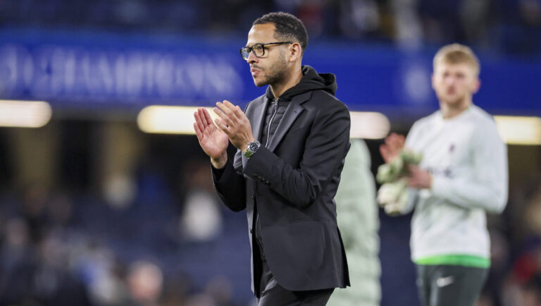 Chelsea v Manchester United, ManU Premier League Chelsea Manager Liam Rosenior applauds the fans after the Chelsea v Manchester United Premier League match at Stamford Bridge, London, England on 18 April 2026 Credit: Phil Duncan/Every Second Media Editorial use only. All images are copyright Every Second Media Limited. No images may be reproduced without prior permission. All rights reserved. Premier League and Football League images are subject to licensing agreements with Football DataCo Limited. see https://www.football-dataco.com Copyright: xIMAGO/EveryxSecondxMediax ESM-1917-0087 PhilxDuncanx/xEveryxSecondxMediax
2026.04.18 Londyn
pilka nozna , liga angielska
Chelsea Londyn - Manchester United
Foto IMAGO/PressFocus

!!! POLAND ONLY !!!