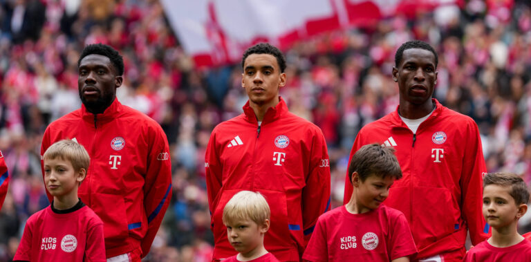 Fussball: Deutschland: 1. Bundesliga 2025/2026 - 30. Spieltag, 19.04.2026 - FC Bayern Munchen vs. VfB Stuttgart Allianz Arena, Munchen Alphonso Davies 19, FC Bayern Munchen, Jamal Musiala 10, FC Bayern Munchen, Nicolas Jackson 11, FC Bayern Munchen *** Soccer Germany 1 Bundesliga 2025 2026 Matchday 30, 19 04 2026 FC Bayern Munich vs VfB Stuttgart Allianz Arena, Munich Alphonso Davies 19, FC Bayern Munich , Jamal Musiala 10, FC Bayern Munich , Nicolas Jackson 11, FC Bayern Munich Copyright: xValentinxDomgjonix
2026.04.19 Monachium
pilka nozna liga niemiecka
Bayern Monachium - VfB Stuttgart 
Foto IMAGO/PressFocus

!!! POLAND ONLY !!!