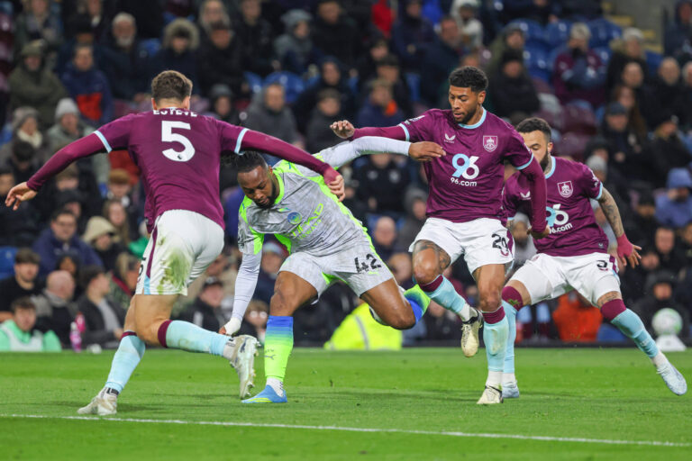 22nd April 2026 Turf Moor, Burnley, Lancashire, England Premier League Football, Burnley versus Manchester City Antoine Semenyo of Manchester City stumbles under a challenge by Josh Laurent of Burnley AidanxHunter
2026.04.22 Burnley
pilka nozna liga angielska
Burnley - Manchester City

Foto IMAGO/PressFocus

!!! POLAND ONLY !!!