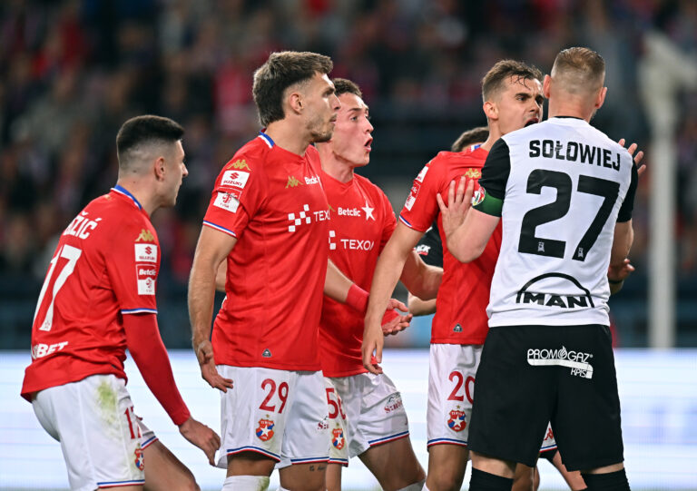 2026.04.24 Krakow
Pilka nozna Pierwsza Liga Betclic 1 Liga Sezon 2025/2026
Wisla Krakow - Puszcza Niepolomice
N/z Darijo Grujcic Ervin Dmic Lukasz Solowiej
Foto Norbert Barczyk / PressFocus

2026.04.24 Krakow
Football Polish Betclic First I League Season 2025/2026
Darijo Grujcic Ervin Dmic Lukasz Solowiej
Credit: Norbert Barczyk / PressFocus