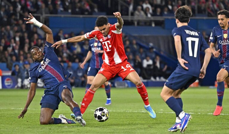 28.04.2026, Fussball UEFA Championsleague 2025/2026: Halbfinale Hinspiel, Paris St. Germain - FC Bayern Munchen, im Stadion Parc de Princes in Paris Frankreich. Willian Pacho FC Paris Saint-Germain gegen Luis Diaz FC Bayern Munchen ***DFL and DFB regulations prohibit any use of photographs as image sequences and/or quasi-video.*** *** 28 04 2026, Football UEFA Championsleague 2025 2026 semi-final first leg, Paris St Germain FC Bayern Munich, at Parc de Princes stadium in Paris France Willian Pacho FC Paris Saint Germain vs Luis Diaz FC Bayern Munich DFL and DFB regulations prohibit any use of photographs as image sequences and or quasi video
2026.04.28 Paryz
pilka nozna liga mistrzow
PSG - Bayern Monachium
Foto IMAGO/PressFocus

!!! POLAND ONLY !!!