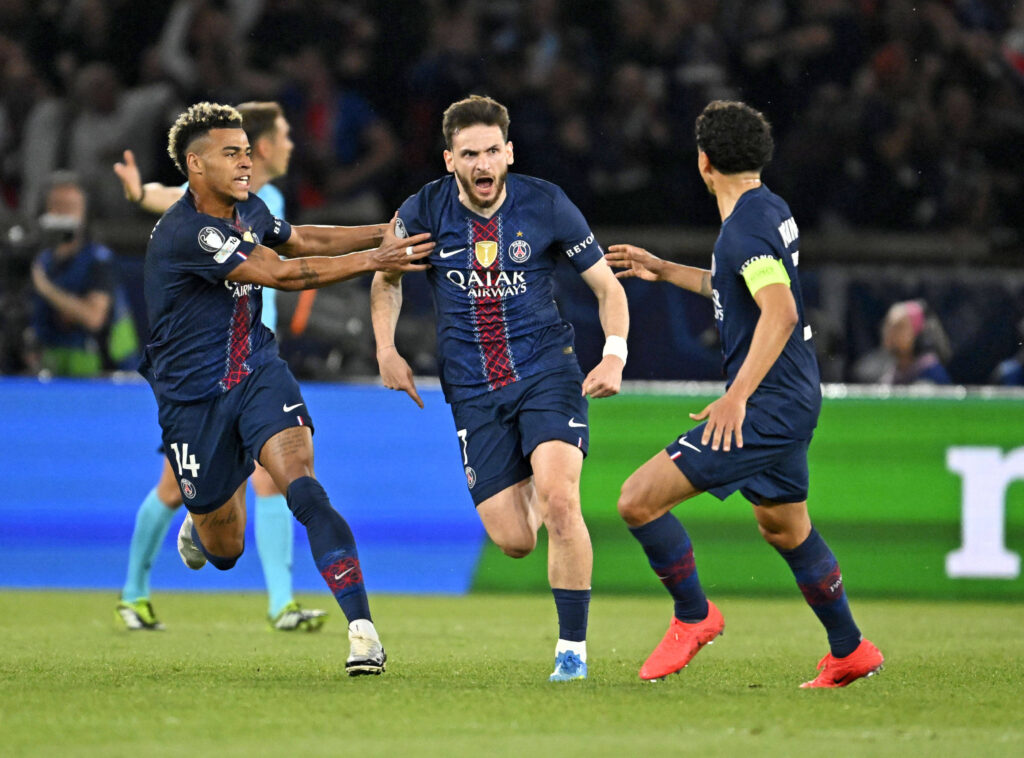 28.04.2026, Fussball UEFA Championsleague 2025/2026: Halbfinale Hinspiel, Paris St. Germain - FC Bayern Munchen, im Stadion Parc de Princes in Paris Frankreich.v.l. Desire Doue FC Paris Saint-Germain, Khvicha Kvaratskhelia FC Paris Saint-Germain und Marquinhos FC Paris Saint-Germain jubeln ***DFL and DFB regulations prohibit any use of photographs as image sequences and/or quasi-video.*** *** 28 04 2026, Football UEFA Championsleague 2025 2026 semi-final first leg, Paris St Germain FC Bayern Munich, at the Parc de Princes stadium in Paris France v l Desire Doue FC Paris Saint Germain , Khvicha Kvaratskhelia FC Paris Saint Germain and Marquinhos FC Paris Saint Germain cheer DFL and DFB regulations prohibit any use of photographs as image sequences and or quasi video
2026.04.28 Paryz
pilka nozna liga mistrzow
PSG - Bayern Monachium

Foto IMAGO/PressFocus

!!! POLAND ONLY !!!