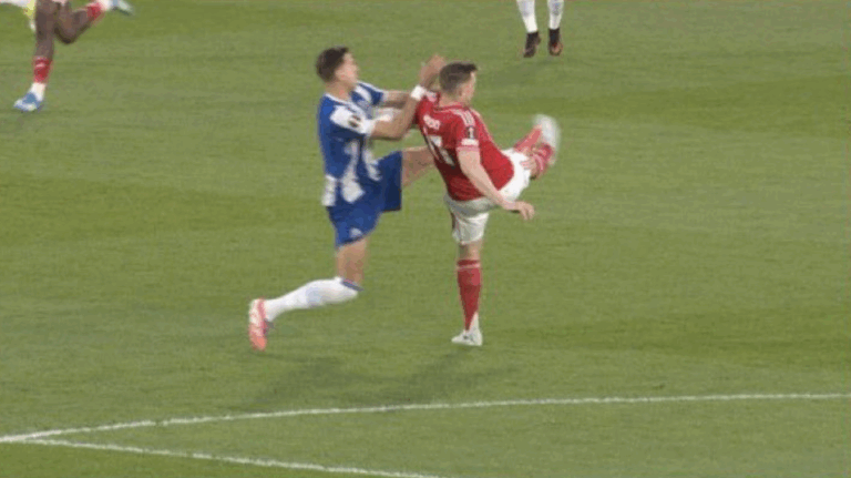 Bandycki faul Bednarka! Czerwona kartka Polaka już na początku meczu! [WIDEO]