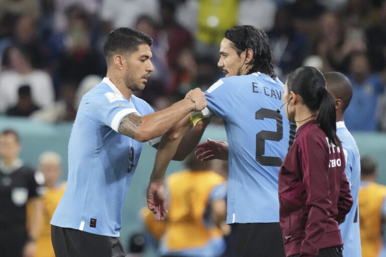 (221202) -- AL WAKRAH, Dec. 2, 2022 (Xinhua) -- Luis Suarez (1st L) of Uruguay gives the captain's armband to Edinson Cavani after being substituted during the Group H match between Ghana and Uruguay at the 2022 FIFA World Cup at Al Janoub Stadium in Al Wakrah, Qatar, Dec. 2, 2022. (Xinhua/Li Gang)

2022.12.02 AL WAKRAH
pilka nozna Mistrzostwa Swiata w Katarze Katar 2022 
Ghana - Urugwaj
Foto Li Gang/Xinhua/PressFocus

!!! POLAND ONLY !!!