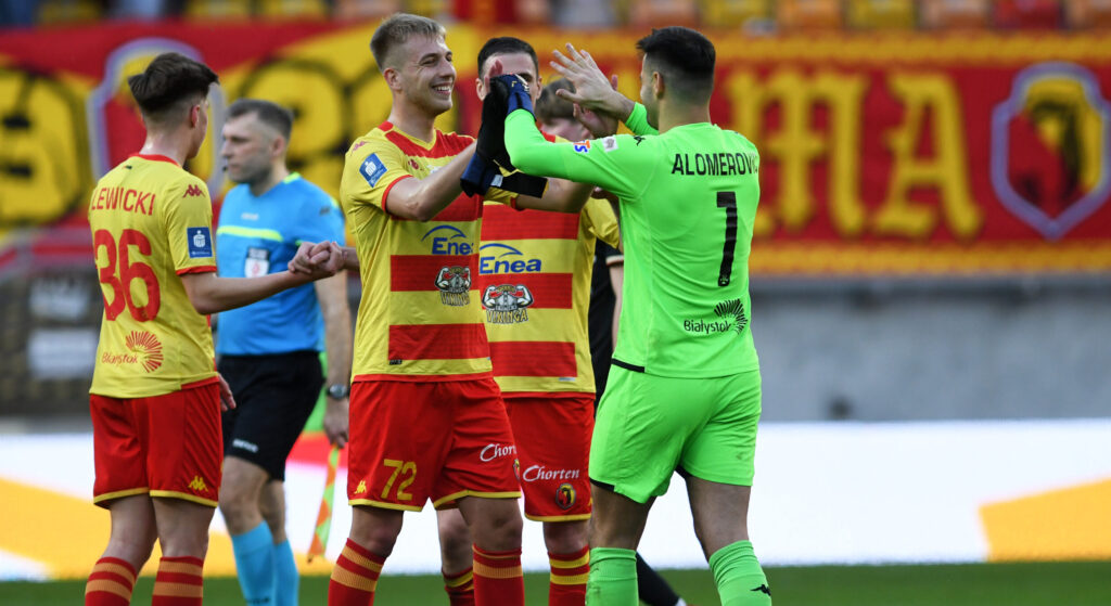 2024.03.30 Bialystok Pilka nozna PKO Ekstraklasa sezon 2023/2024. 26. kolejka rozgrywek. Jagiellonia Bialystok (zolto-czerwone) - LKS Lodz N/z koniec meczu radosc pilkarzy Jagiellonii ze zwyciestwa Mateusz Skrzypczak Zlatan Alomerovic bramkarz Jagiellonii Bialystok Foto Michal Kosc / PressFocus 
2024.03.30 Bialystok Pilka Football Polish PKO Ekstraklasa season 2023/2024 Jagiellonia Bialystok - LKS Lodz Credit: Michal Kosc / PressFocus