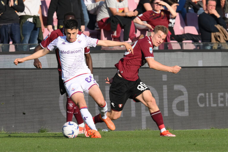 Fabiano Parisi of ACF Fiorentina competes for the ball with Mateusz Legowski of US Salernitana 1919 during the Serie A Match Between US Salernitana 1919 vs AC at Arechi Stadium (Photo by Agostino Gemito/IPA Sport / ipa-/IPA/Sipa USA)
2024.04.21 Salerno
pilka nozna , liga wloska 
US Salernitana 1919 - ACF Fiorentina
Foto Agostino Gemito/IPA Sport/ipa-agency.net/SIPA USA/PressFocus

!!! POLAND ONLY !!!
