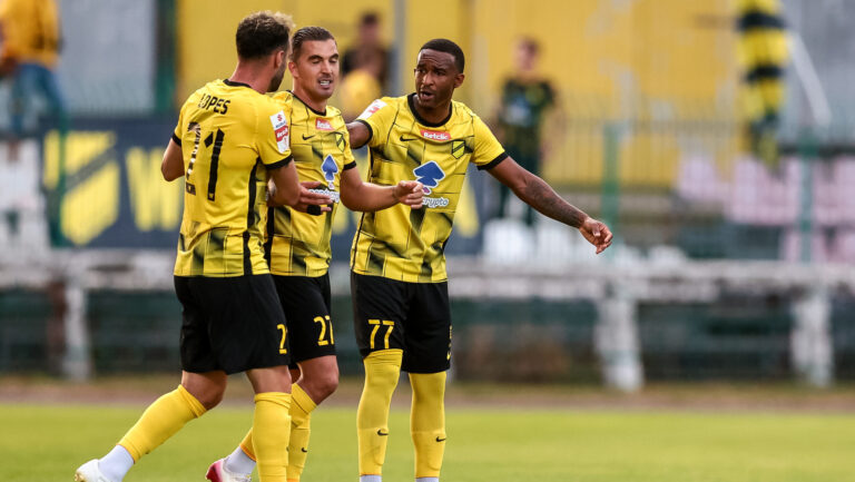 2025.08.19 Warszawa
pilka nozna Betclic 1. liga sezon 2025/2026
Polonia Warszawa - Wieczysta Krakow
N/z Michal Pazdan (Wieczysta), Carlitos (Wieczysta), Lisandro Semedo (Wieczysta), radosc
Foto Tomasz Jastrzebowski / Foto Olimpik / PressFocus

2025.08.19 Warszawa
Football - Betclic Poland 1st Division season 2025/2026
Polonia Warszawa - Wieczysta Krakow
Michal Pazdan (Wieczysta), Carlitos (Wieczysta), Lisandro Semedo (Wieczysta), radosc
Credit: Tomasz Jastrzebowski / Foto Olimpik / PressFocus
