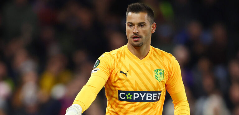 London, England, 23rd October 2025. Zlatan Alomerovic of AEK Larnaca during the Crystal Palace vs AEK Larnaca UEFA Conference League match at Selhurst Park, London. Picture credit should read: Paul Terry / Sportimage EDITORIAL USE ONLY. No use with unauthorised audio, video, data, fixture lists, club/league logos or live services. Online in-match use limited to 120 images, no video emulation. No use in betting, games or single club/league/player publications. SPI_133_PT_Crystal_Palace_Larnaca SPI-4231-0133
2025.10.23 Londyn
pilka nozna , Liga Konferencji
Crystal Palace - AEK Larnaka
Foto IMAGO/PressFocus

!!! POLAND ONLY !!!