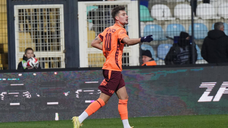 ISTANBUL, TURKEY - JANUARY 14: Ernest Muci of Trabzonspor celebrates after scoring the first goal of his team with teammates during the Turkish Cup group A match between Istanbulspor and Trabzonspor at Esenyurt Necmi Kadioglu Stadium on January 14, 2026 in Istanbul, Turkey. Photo by Seskimphoto  Istanbulspor v Trabzonspor - Turkish Cup Group A match PUBLICATIONxNOTxINxTUR
2026.01.14 Stambul
pilka nozna , Puchar Turcji
Istanbulspor - Trabzonspor 
Foto IMAGO/PressFocus

!!! POLAND ONLY !!!