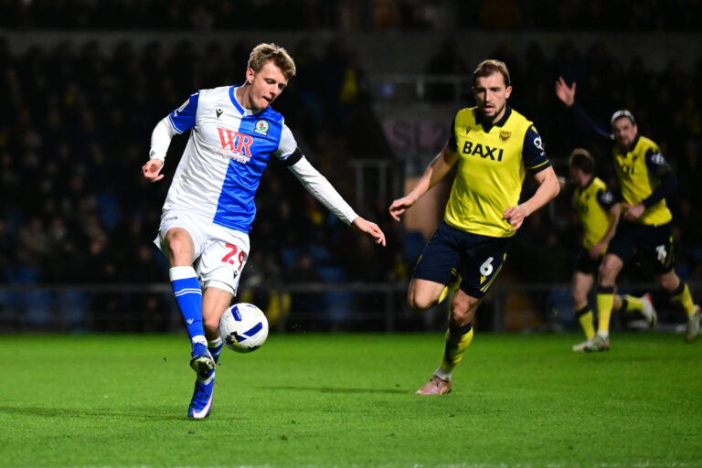Oxford United v Blackburn Rovers, EFL Sky Bet Championship Blackburn Rovers forward Mathias Jorgensen 29 Controls the ball under pressure from Oxford United defender Michal Helik 6 during the EFL Sky Bet Championship match between Oxford United and Blackburn Rovers at the Kassam Stadium, Oxford, UK on 11 March 2026. Oxford Kassam Stadium Oxfordshire UK Editorial use only DataCo restrictions apply See www.football-dataco.com , Copyright: xDennisxGoodwinx PSI-23875-0053
2026.03.11 Oksford
pilka nozna , liga angielska
Oxford United - Blackburn Rovers
Foto IMAGO/PressFocus

!!! POLAND ONLY !!!