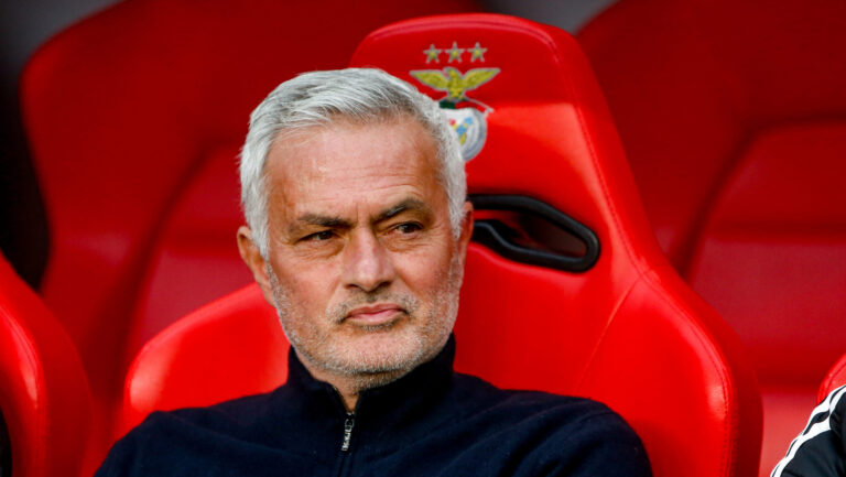 José Mourinho head coach of SL Benfica looks on during the Primeira Liga match between SL Benfica and Vitoria SC at Estadio da Luz on March 21, 2026 in Lisbon, Portugal. Liga Portugal Betclic - SL Benfica vs Vitoria SC (Valter Gouveia/SPP) (Photo by Valter Gouveia/SPP/Sipa USA)
2026.03.21 Lizbona
pilka nozna liga portugalska
Benfica Lizbona - Vitoria Guimaraes
Foto SPP/SIPA USA/PressFocus

!!! POLAND ONLY !!!