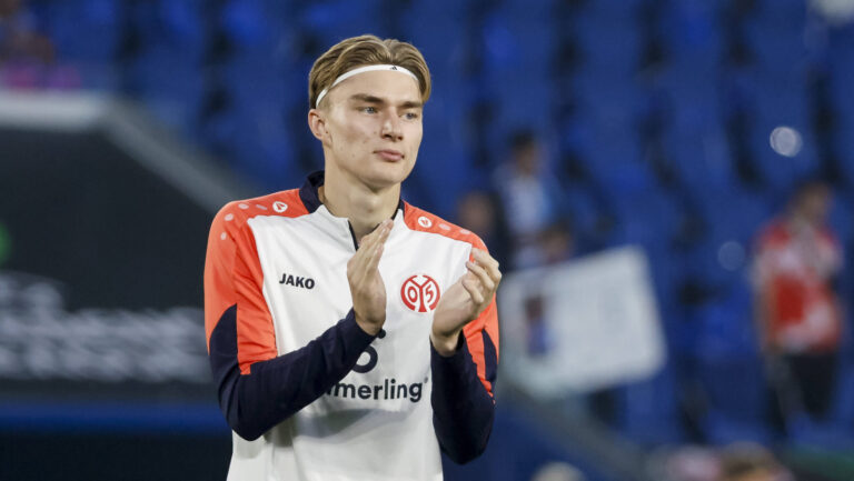 Kacper Potulski 1. FSV Mainz, 48 beim Aufwarmen vor Spielbeginn , Frankreich, Fussball, UEFA Conference League, Viertelfinale, 2025/2026, Racing Strassburg vs. 1. FSV Mainz, 16.04.2026, Strassburg Stade de La Meinau Frankreich *** Kacper Potulski 1 FSV Mainz, 48 warming up before the start of the match , France, Football, UEFA Conference League, Quarter-final, 2025 2026, Racing Strasbourg vs 1 FSV Mainz, 16 04 2026, Strasbourg Stade de La Meinau France Copyright: xGrantxHubbsx
2026.04.16 Strasburg
pilka nozna liga konferencji europy 
RC Strasbourg - 1. FSV Mainz 05
Foto IMAGO/PressFocus

!!! POLAND ONLY !!!
