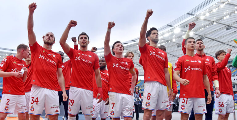 2026.04.19 Chorzow
Pilka nozna , Betclic I liga , sezon 2025/26
Ruch Chorzow - Wisla Krakow
N/z Pilkarze Wisly dziekuja kibicom po meczu
Foto Krzysztof Porebski / PressFocus

2026.04.19 Chorzow
Football , Polish league, second level , 2025/2026 season
Ruch Chorzow - Wisla Krakow
Pilkarze Wisly dziekuja kibicom po meczu
Credit: Krzysztof Porebski / PressFocus