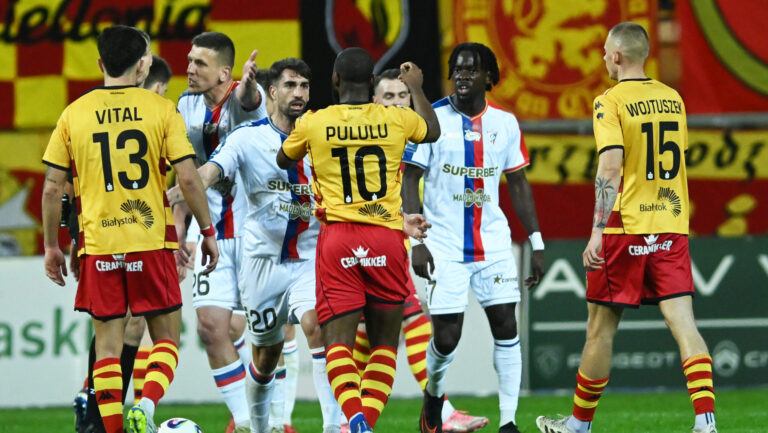 2026.04.24 Bialystok Pilka nozna PKO Ekstraklasa sezon 2025/2026 Mecz 30. kolejki rozgrywek Jagiellonia Bialystok (zolto-czerwone) - Gornik Zabrze N/z nieporozumienie zawodnikow obu druzyn Foto Michal Kosc / PressFocus 
2026.04.24 Bialystok Football Polish PKO Ekstraklasa season 2025/2026 Jagiellonia Bialystok - Gornik Zabrze Credit Michal Kosc / PressFocus