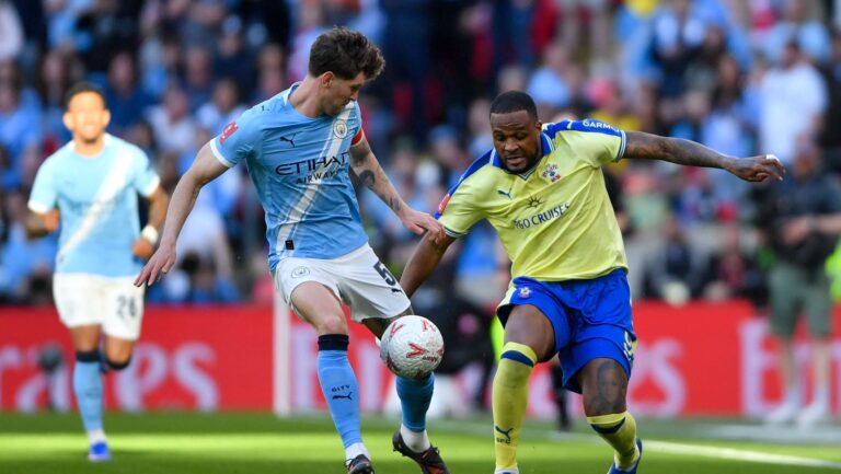Cyle Larin of Southampton challenges for the ball with John Stones of Manchester City during the Manchester City v Southampton Emirates FA Cup Semi-final match at Wembley Stadium, London
25/04/2026
2026.04.25 Manchester
Pilka nozna Puchar Anglii
Manchester City - Southampton
Foto Paul Blake/Focus Images/MB Media/PressFocus

!!! POLAND ONLY !!!