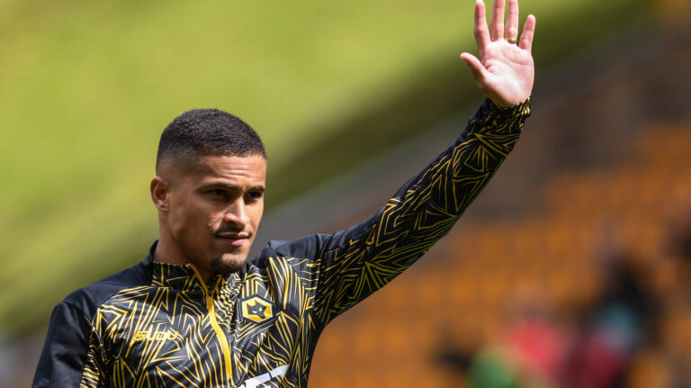 Wolverhampton Wanderers v Sunderland, English Premier League, Football, Molineux, Wolverhampton, UK - 2 May 2024 Wolverhampton Wanderer s Joao Gomes waves to supporters during during the pre match warm up , UK NEWSPAPERS OUT Copyright: xRichardxBowcottx
2026.05.02 Wolverhampton
pilka nozna , liga angielska
Wolverhampton Wanderers - Sunderland
Foto IMAGO/PressFocus

!!! POLAND ONLY !!!