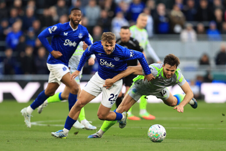 4th May 2026 Hill Dickinson Stadium, Liverpool, England Premier League Football, Everton versus Manchester City Kiernan Dewsbury-Hall of Everton wins the ball from Nico Gonzales of Manchester City DavidxBlunsden
2026.05.04 Liverpool
pilka nozna , liga angielska
Everton - Manchester City 
Foto IMAGO/PressFocus

!!! POLAND ONLY !!!