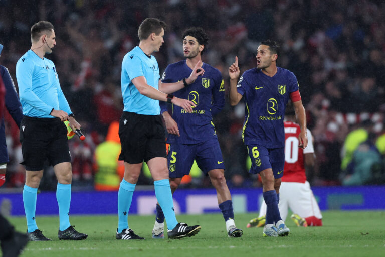 London, England, 5th May 2026. Johnny Cardoso of Atletico Madrid and Koke of Atletico Madrid complain to referee, Daniel Siebert after the Arsenal vs Atletico Madrid UEFA Champions League match at the Emirates Stadium, London. Picture credit should read: David Klein / Sportimage EDITORIAL USE ONLY. No use with unauthorised audio, video, data, fixture lists, club/league logos or live services. Online in-match use limited to 120 images, no video emulation. No use in betting, games or single club/league/player publications. SPI_168_DK_Arsenal_Athletico_Madrid SPI-4781-0168
2026.05.05 Londyn
pilka nozna , Liga Mistrzow
Arsenal Londyn - Atletico Madryt
Foto IMAGO/PressFocus

!!! POLAND ONLY !!!