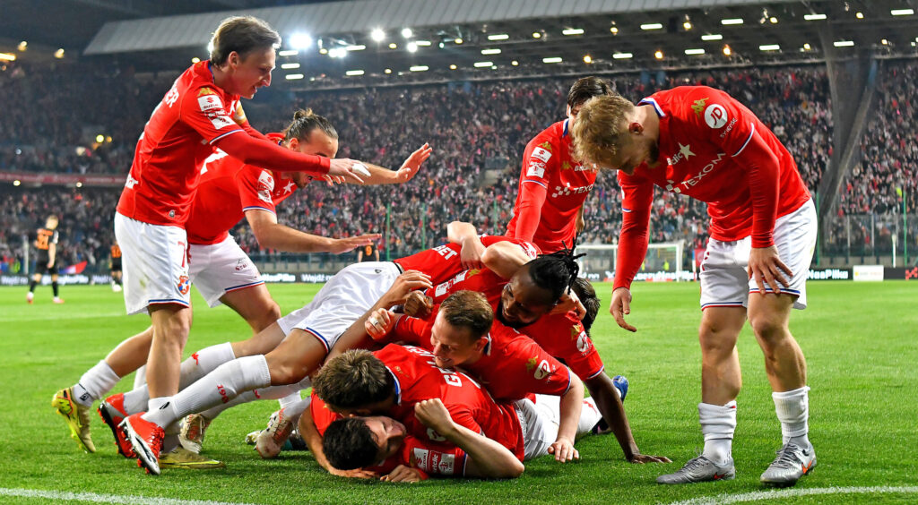 2026.05.08 Krakow
Pilka nozna , Betclic I liga , sezon 2025/26
Wisla Krakow - Chrobry Glogow
N/z Pilkarze Wisly, radosc po bramce na 2-0, gol, bramka, Marko Bozic
Foto Krzysztof Porebski / PressFocus

2026.05.08 Krakow
Football , Polish league, second level , 2025/2026 season
Wisla Krakow - Chrobry Glogow
Pilkarze Wisly, radosc po bramce na 2-0, gol, bramka, Marko Bozic
Credit: Krzysztof Porebski / PressFocus