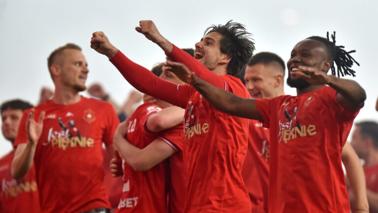 2026.05.08 Krakow
Pilka nozna , Betclic I liga , sezon 2025/26
Wisla Krakow - Chrobry Glogow
N/z Pilkarze Wisly, radosc po meczu i awansie do Ekstraklasy, Frederico Fred Duarte, James Igbekeme
Foto Krzysztof Porebski / PressFocus

2026.05.08 Krakow
Football , Polish league, second level , 2025/2026 season
Wisla Krakow - Chrobry Glogow
Pilkarze Wisly, radosc po meczu i awansie do Ekstraklasy, Frederico Fred Duarte, James Igbekeme
Credit: Krzysztof Porebski / PressFocus