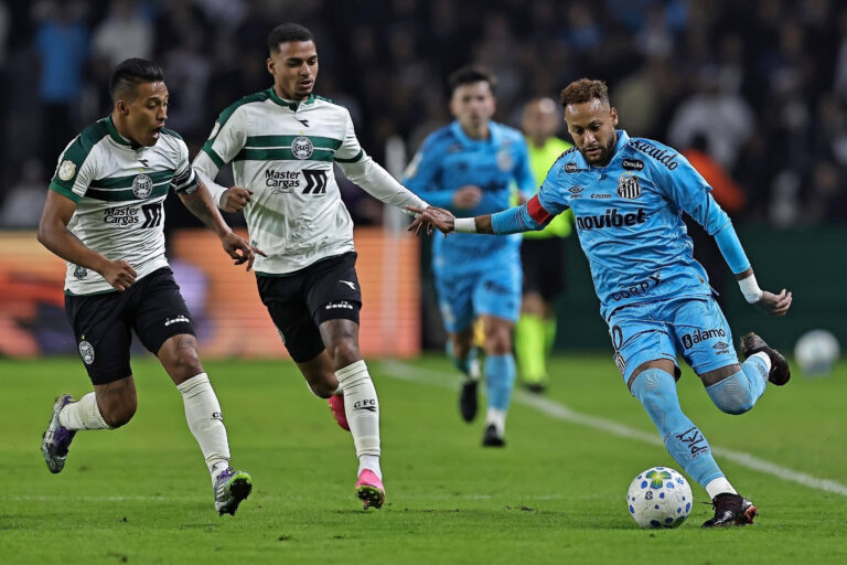 RECORD DATE NOT STATED 13th May, 2026 Couto Pereira Stadium, Curitiba, Brazil Copa do Brazil Football, Coritiba versus Santos Sebastian Gomez and Renato Marques of Coritiba battles for possession ball with Neymar of Santos, HeulerxAndrey/DiaEsportivo
2026.05.14 Kurytyba
pilka nozna , Puchar Brazylii
Coritiba - Santos
Foto IMAGO/PressFocus

!!! POLAND ONLY !!!