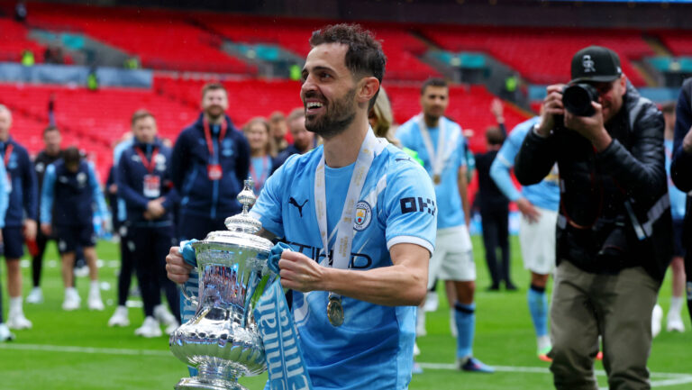 RECORD DATE NOT STATED 16th May 2026 Wembley Stadium, London, England FA Cup Final Football, Chelsea versus Manchester City Bernardo Silva of Manchester City celebrates lifting the FA Cup trophy JPxFletcher
2026.05.16 Londyn
pilka nozna puchar anglii
Chelsea Londyn - Manchester City

Foto IMAGO/PressFocus

!!! POLAND ONLY !!!