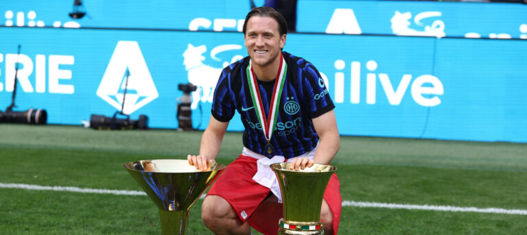 Serie A Fc Internazionale - Hellas Verona FC Piotr Zielinski of Fc Internazionale poses for a photo with the Coppa Italia and Serie A trophies at the end of the Serie A match beetween Fc Internazionale and Hellas Verona FC at Stadio Giuseppe Meazza on May 17 2026 in Milan Italy . Milano Stadio Giuseppe Meazza Italy Copyright: xMarcoxCanonierox
2026.05.17 Mediolan
pilka nozna , liga wloska
Inter Mediolan - Hellas Werona
Foto IMAGO/PressFocus

!!! POLAND ONLY !!!