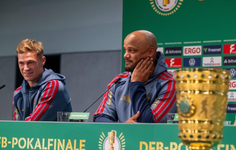 Fußball, Herren, Saison 2025/2026, Pressekonferenz zum 83. DFB-Pokal-Finale, FC Bayern München - VfB Stuttgart, Joshua Kimmich Bayern München, Trainer Vincent Kompany Bayern München, 22.05. 2026, *** Soccer, Men, Season 2025 2026, Press conference for the 83 DFB Cup final, FC Bayern Munich VfB Stuttgart, Joshua Kimmich Bayern Munich , Coach Vincent Kompany Bayern Munich , 22 05 2026, Copyright: xMatthiasxKochx
2026.05.22 Berlin
pilka nozna , Puchar Niemiec , final
Przygotowania do finalu Pucharu Niemiec
Foto IMAGO/PressFocus

!!! POLAND ONLY !!!