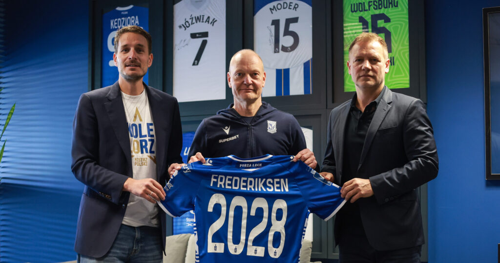 2026.05.22 Poznan
pilka nozna PKO Ekstraklasa sezon 2025/2026
Niels Frederiksen na dluzej trenerem Lecha Poznan
podpisanie umowy przedluzenie umowy 
N/z Tomasz Rzasa Niels Frederiksen Piotr Rutkowski
Foto Przemyslaw Szyszka / PressFocus

2026.05.22 Poznan
Football - Polish PKO Ekstraklasa season 2025/2026
Tomasz Rzasa Niels Frederiksen Piotr Rutkowski
Credit: Przemyslaw Szyszka / PressFocus