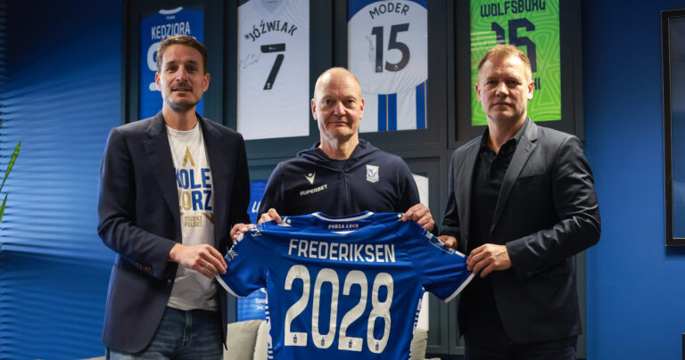 2026.05.22 Poznan
pilka nozna PKO Ekstraklasa sezon 2025/2026
Niels Frederiksen na dluzej trenerem Lecha Poznan
podpisanie umowy przedluzenie umowy 
N/z Tomasz Rzasa Niels Frederiksen Piotr Rutkowski
Foto Przemyslaw Szyszka / PressFocus

2026.05.22 Poznan
Football - Polish PKO Ekstraklasa season 2025/2026
Tomasz Rzasa Niels Frederiksen Piotr Rutkowski
Credit: Przemyslaw Szyszka / PressFocus
