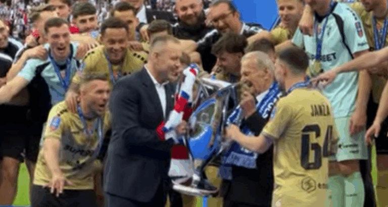 Piękny obrazek po finale. Legenda Górnika Zabrze wzniosła puchar [WIDEO]