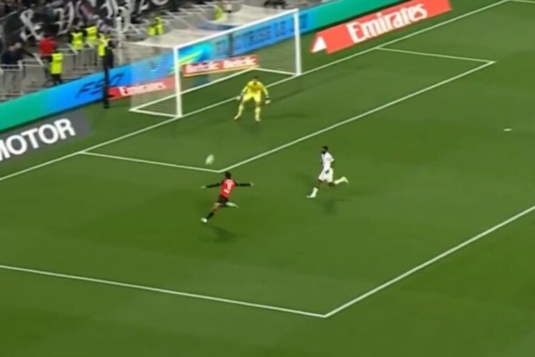 Fenomenalny gol w Ligue 1! Jak on to zmieścił? [WIDEO]