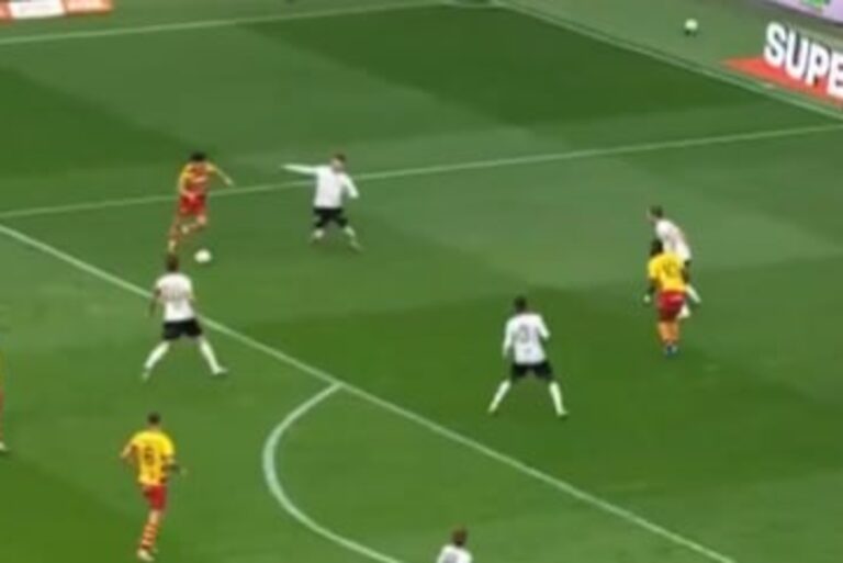 Co za gol Kajetana Szmyta! Idealne uderzenie [WIDEO]