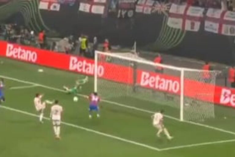 Kuriozalna sytuacja w finale LK! Trzy słupki w jednej akcji [WIDEO]