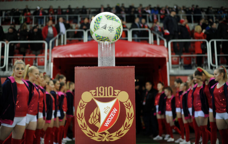 2017.03.18 Lodz
Pilka nozna 3 liga sezon 2016/2017
Uroczyste otwarcie stadionu RTS Widzew Lodz
N/z Widzew Lodz pilka herb
Foto Rafal Rusek / PressFocus