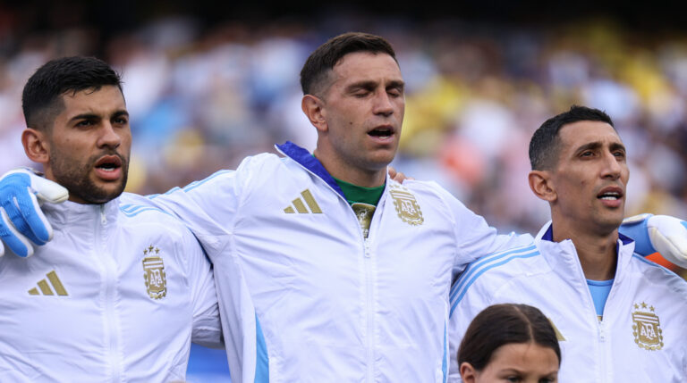 Chicago, USA, June 9, 2024: Emiliano Martinez (23 Argentina) Cristian Romero (13 Argentina) and Angel Di Maria (11 Argentina) sing during the national anthem before the friendly match between Argentina and Ecuador on Sunday June 9 at Soldier Field, Chicago, USA. (NO COMMERCIAL USAGE).  (Shaina Benhiyoun/SPP) (Photo by Shaina Benhiyoun/SPP/Sipa USA)
2024.06.09 Chicago
Pilka nozna , miedzynarodowy mecz towarzyski
Argentyna - Ekwador 
Foto Shaina Benhiyoun/SPP/SIPA USA/PressFocus

!!! POLAND ONLY !!!