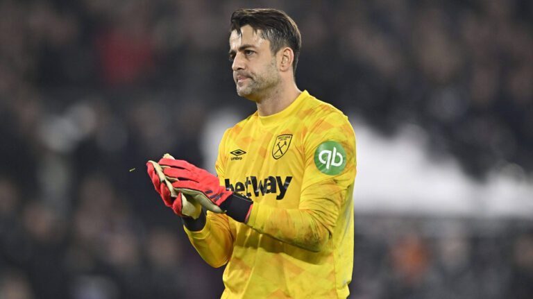 West Ham vs Fulham, Premier League Lukasz Fabianski West Ham, goalkeeper applauds the fans at the end of the game during the West Ham vs Fulham Premier League match at the London Stadium Stratford. Stratford The London Stadium UK Copyright: xMartinxDaltonx WestHam_Fulham_140125_MD_051
2025.01.14 Londyn
pilka nozna liga angielska
West Ham - Fulham
Foto IMAGO/PressFocus

!!! POLAND ONLY !!!