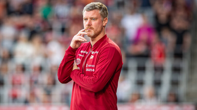 FC Midtjylland v Fredrikstad, UEFA Europa League qualification, Herning, Denmark Herning, Denmark. 14th, August 2025. Head coach Andreas Hagen of Fredrikstad seen during the UEFA Europa League qualification match between FC Midtjylland and Fredrikstad at MCH Arena in Herning. Denmark, Herning PUBLICATIONxNOTxINxDENxNORxFINxBEL Copyright: xGonzalesxPhoto/MortenxKjaerx
2025.08.14 Herning
pilka nozna , Liga Europy
FC Midtjylland - Fredrikstad FK
Foto IMAGO/PressFocus

!!! POLAND ONLY !!!