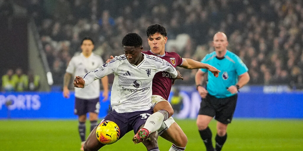 Kobbie Mainoo of Manchester United battles for the ball  with Mateus Fernandes of West Ham United during the Premier League match West Ham United vs Manchester United at London Stadium, London, United Kingdom on 10 February 2026

(Photo by Maynard Manyowa/News Images) in London, United Kingdom on 2/10/2026. (Photo by Maynard Manyowa/News Images/Sipa USA)
2026.02.10 Londyn
pilka nozna liga angielska
West Ham United - Manchester United

Foto News Images/SIPA USA/PressFocus

!!! POLAND ONLY !!!