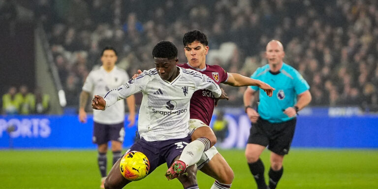 Kobbie Mainoo of Manchester United battles for the ball  with Mateus Fernandes of West Ham United during the Premier League match West Ham United vs Manchester United at London Stadium, London, United Kingdom on 10 February 2026

(Photo by Maynard Manyowa/News Images) in London, United Kingdom on 2/10/2026. (Photo by Maynard Manyowa/News Images/Sipa USA)
2026.02.10 Londyn
pilka nozna liga angielska
West Ham United - Manchester United

Foto News Images/SIPA USA/PressFocus

!!! POLAND ONLY !!!