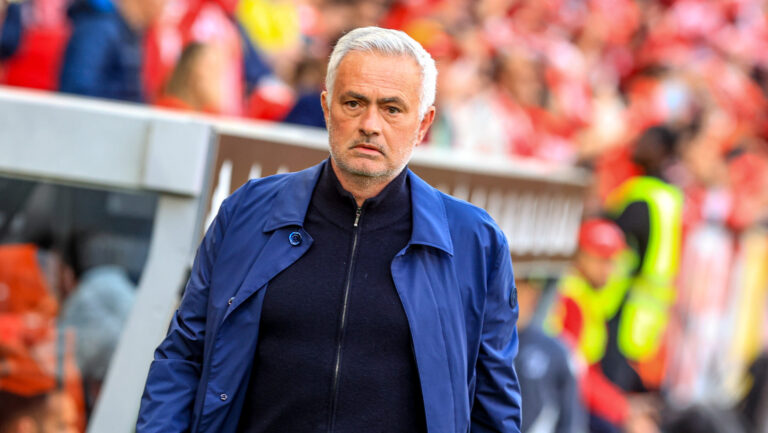 José Mourinho head coach of SL Benfica looks on during the Primeira Liga match between SL Benfica and Vitoria SC at Estadio da Luz on March 21, 2026 in Lisbon, Portugal. Liga Portugal Betclic - SL Benfica vs Vitoria SC (Valter Gouveia/SPP) (Photo by Valter Gouveia/SPP/Sipa USA)
2026.03.21 Lizbona
pilka nozna liga portugalska
Benfica Lizbona - Vitoria Guimaraes
Foto SPP/SIPA USA/PressFocus

!!! POLAND ONLY !!!