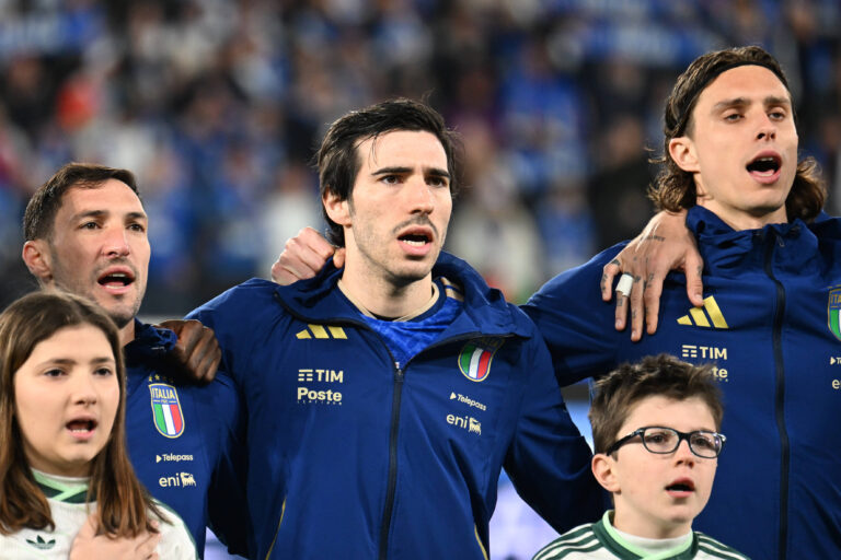 Soccer, FIFA World Cup, WM, Weltmeisterschaft, Fussball 2026 match between Italy-North Ireland Matteo Politano of Italy,Sandro Tonali of Italy,Riccardo Calafiori of Italy during national anthem during playoff qualifier Fifa World Cup 2026 match between Italy-North Ireland at the gewiss stadium, Italy, March 26th, 2026. Imago-Images/Emmefoto Copyright: xImago-Images/Emmefotox
2026.03.26 Bergamo
pilka nozna , eliminacje , kwalifikacje do Mistrzostw Swiata 2026 , baraze
Wlochy - Irlandia Polnocna
Foto IMAGO/PressFocus

!!! POLAND ONLY !!!