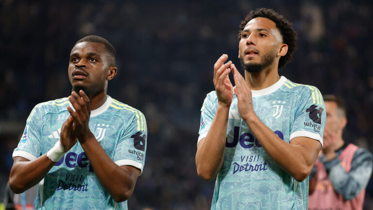 Pierre Kalulu of FC Juventusand Lloyd Kelly of FC Juventus applauds the travelling fans after the final whistle during the match of 2025-2026 Serie A football between Atalanta BC vs Juventus FC at the New Balance Arena Stadium on 11 April 2026 in Bergamo, BG. (Photo by Emanuele Pennacchio/IPA Sport / ipa-agency.net/IPA/Sipa USA)
2026.04.11 Bergamo
pilka nozna liga wloska
Atalanta Bergamo - Juventus Turyn
Foto IPA/SIPA USA/PressFocus

!!! POLAND ONLY !!!