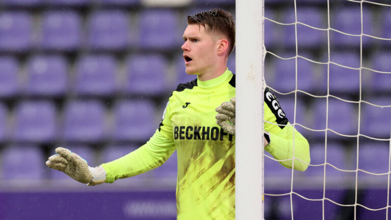 Aue, 12.04.2026, Erzgebirgsstadion, Fußball, 3.Liga, 33.Spieltag FC Erzgebirge Aue vs. SC Verl 1:1 0:1 , Im Bild Torwart Philipp Schulze  1, Verl , Nur für journalistische Zwecke. Only for editorial use , DFB / DFL regulations prohibit any use of photographs as image sequences and/or quasi-video. , *** Aue, 12 04 2026, Erzgebirgsstadion, Soccer, 3 Liga, 33 Spieltag FC Erzgebirge Aue vs SC Verl 1 1 0 1 , Im Bild Torwart Philipp Schulze 1, Verl , Nur für journalistische Zwecke Only for editorial use , DFB DFL regulations prohibit any use of photographs as image sequences and or quasi video , Picture Point
2026.04.12 Aue
pilka nozna , 3. liga niemiecka
Erzgebirge Aue - SC Verl 
Foto IMAGO/PressFocus

!!! POLAND ONLY !!!
