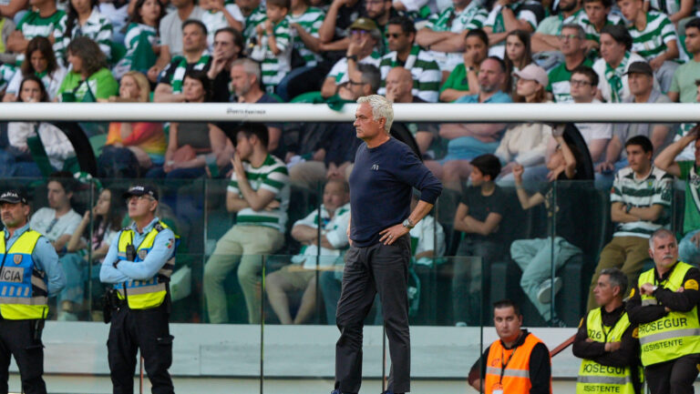 LIGA PORTUGAL: SPORTING x BENFICA Jose Mourinho, SL Benfica Coach, in action during Liga Portugal Betclic football match between Sporting CP and SL Benfica at Estadio Jose Alvalade in Lisbon, Portugal. 19/04/2026 Lisbon Estadio Jose Alvalade Lisbon Portugal Copyright: xBrunoxdexCarvalhox
2026.04.19 Lizbona
pilka nozna , liga portugalska
Sporting Lizbona - Benfica Lizbona
Foto IMAGO/PressFocus

!!! POLAND ONLY !!!