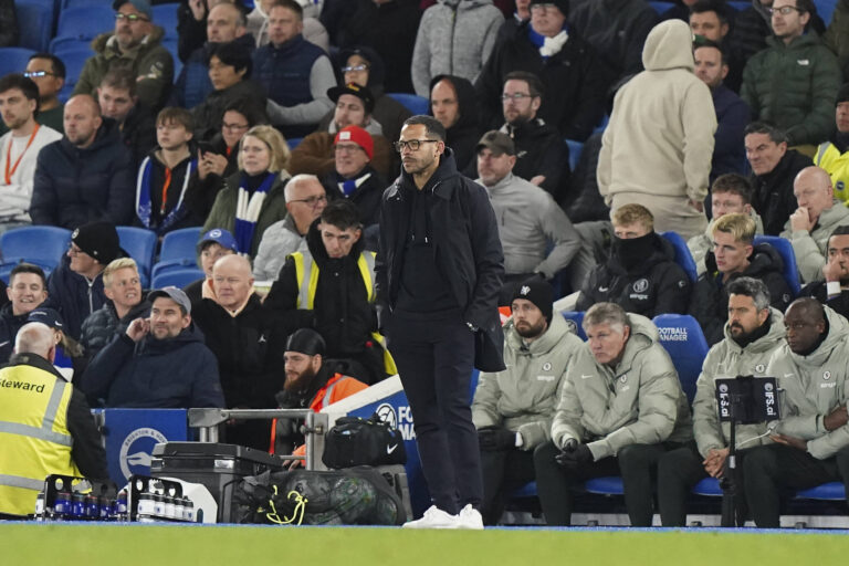 Brighton &amp; Hove Albion v Chelsea, Premier League Chelsea Manager Liam Rosenior during the Brighton &amp; Hove Albion v Chelsea Premier League match at the American Express Stadium, Brighton &amp; Hove, England on 21 April 2026 Credit: Robbie Hoad/Every Second Media Editorial use only. All images are copyright Every Second Media Limited. No images may be reproduced without prior permission. All rights reserved. Premier League and Football League images are subject to licensing agreements with Football DataCo Limited. see https://www.football-dataco.com Copyright: xIMAGO/EveryxSecondxMediax ESM-1932-0034 RobbiexHoadx/xEveryxSecondxMediax
2026.04.21 Brighton
pilka nozna , liga angielska
Brighton and Hove Albion - Chelsea Londyn
Foto IMAGO/PressFocus

!!! POLAND ONLY !!!