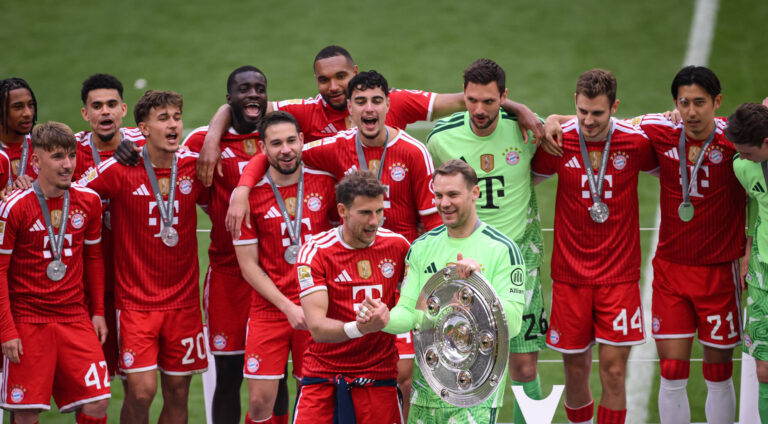 Fussball 1. Bundesliga Saison 2025/2026 34. Spieltag FC Bayern Muenchen - 1. FC Koeln 16.05.2026 Der FC Bayern feiert den Gewinn der 35. Deutschen Meisterschaft: Torwart Manuel Neuer re ueberlaesst Leon Goretzka als erster die Schale *** Football 1 Bundesliga Season 2025 2026 34 Matchday FC Bayern Muenchen 1 FC Koeln 16 05 2026 FC Bayern celebrates winning the 35 German Championship Goalkeeper Manuel Neuer re leaves the trophy to Leon Goretzka first
2026.05.16 Monachium
pilka nozna , liga niemiecka
Bayern Monachium - 1. FC Koeln
Foto IMAGO/PressFocus

!!! POLAND ONLY !!!