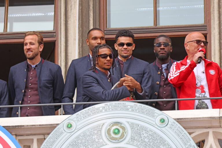 17 Michael Olise, mit Schale, v.l. 9 Harry Kane, 4 Jonathan Tah, 14 Luis Diaz, 2 Dayot Upamecano, Moderator Stefan Lehmann, Portraet, Portrait, Marienplatz, 35. Meistertitel, Meisterfeier, Rathausbalkon, Rathaus, Meisterschale, wird präsentiert, Fussball / 1. BL / FC Bayern München - / 17.05.2026 / München Marienplatz / FOTO: Mladen Lackovic / LakoPress *** 17 Michael Olise, with bowl, f l 9 Harry Kane, 4 Jonathan Tah, 14 Luis Diaz, 2 Dayot Upamecano, presenter Stefan Lehmann, portrait, portrait, Marienplatz, 35 championship title, championship celebration, Rathausbalkon, Rathaus, Meisterschale, wird präsentiert, Fussball 1 BL FC Bayern München 17 05 2026 München Marienplatz PHOTO Mladen Lackovic LakoPress
2026.05.17 Monachium
pilka nozna , liga niemiecka
Bayern Monachium - feta po mistrzostwie
swietowanie , Bayern swietuje mistrzostwo Niemiec
Foto IMAGO/PressFocus

!!! POLAND ONLY !!!